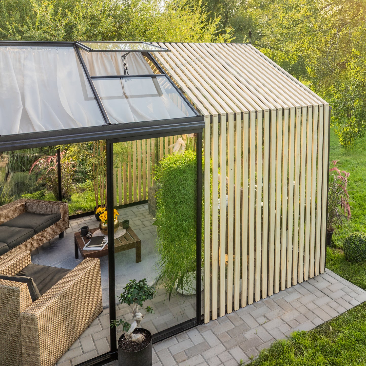 Aluminium greenhouse with wooden elements