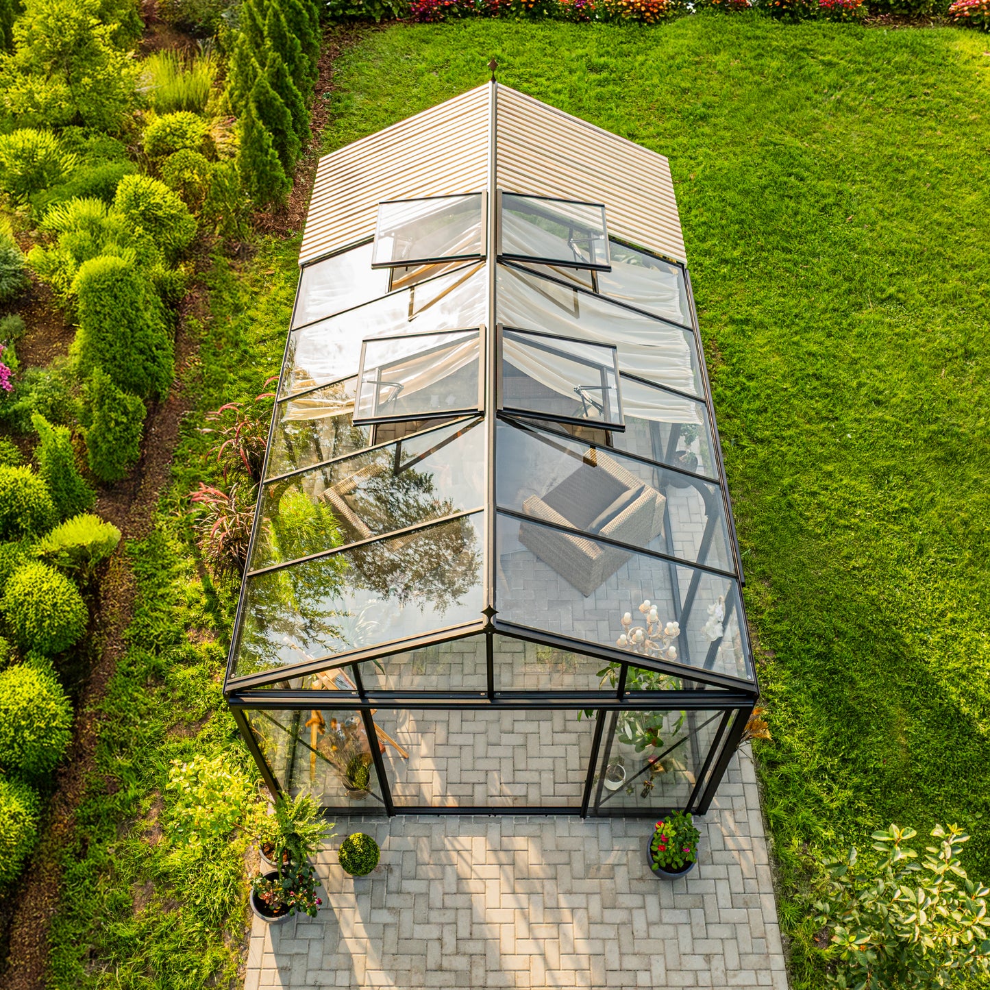 Aluminium greenhouse with wooden elements