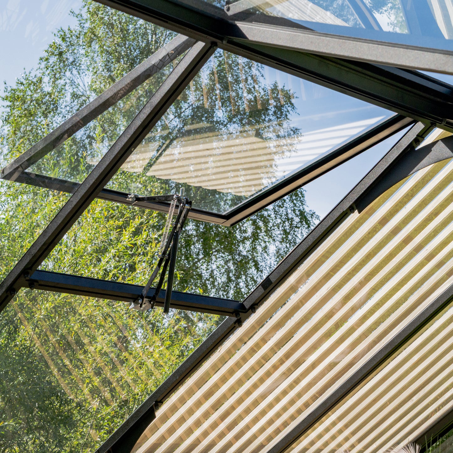 Aluminium greenhouse with wooden elements