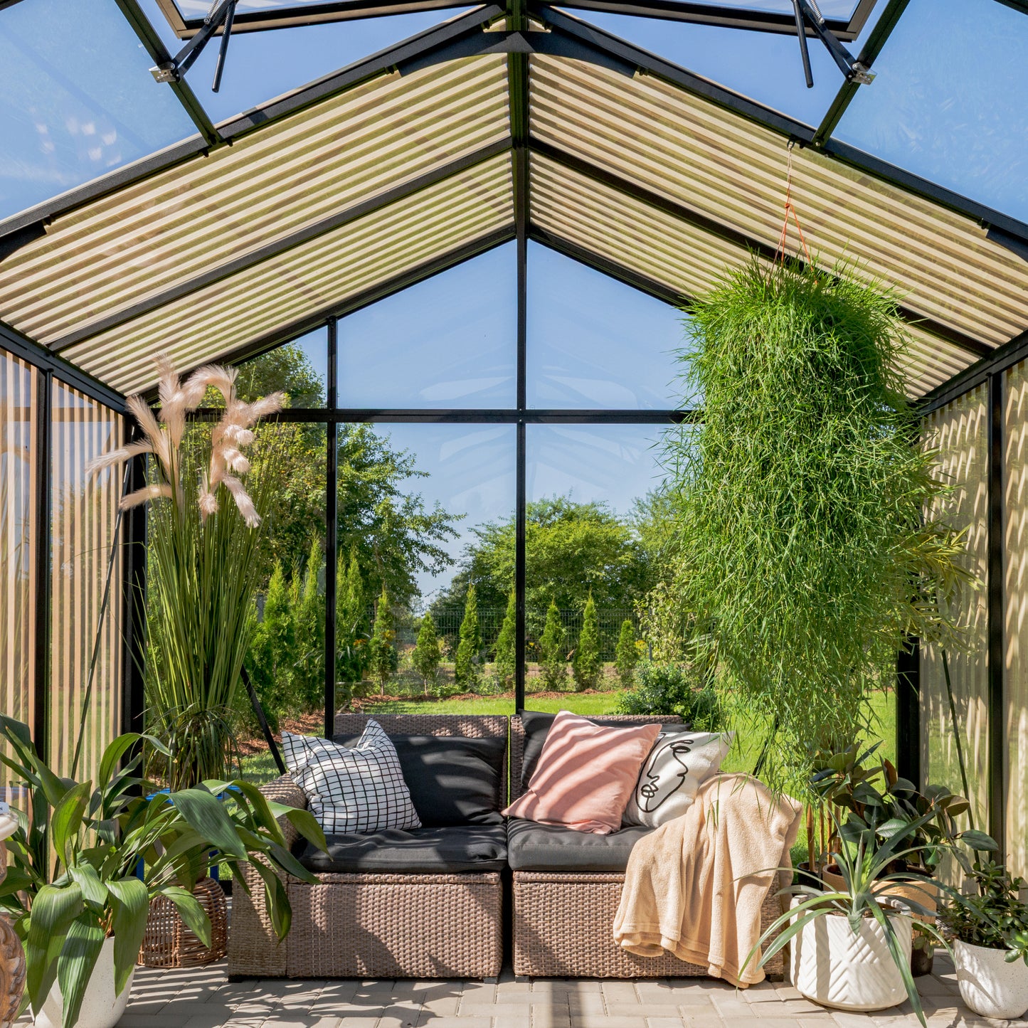 Aluminium greenhouse with wooden elements