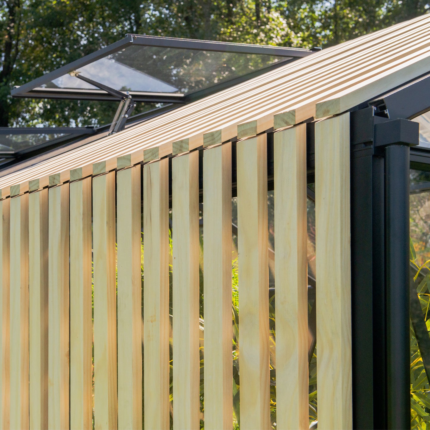 Aluminium greenhouse with wooden elements