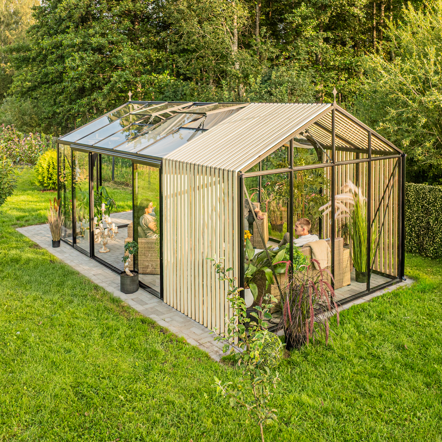 Aluminium greenhouse with wooden elements